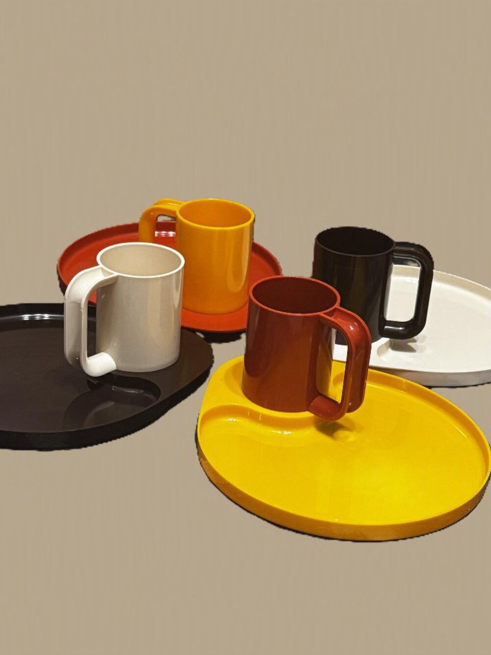 Sterilite 8-Piece Party Pak Set of Nesting Plates and Mugs, Vintage Circa 1970s